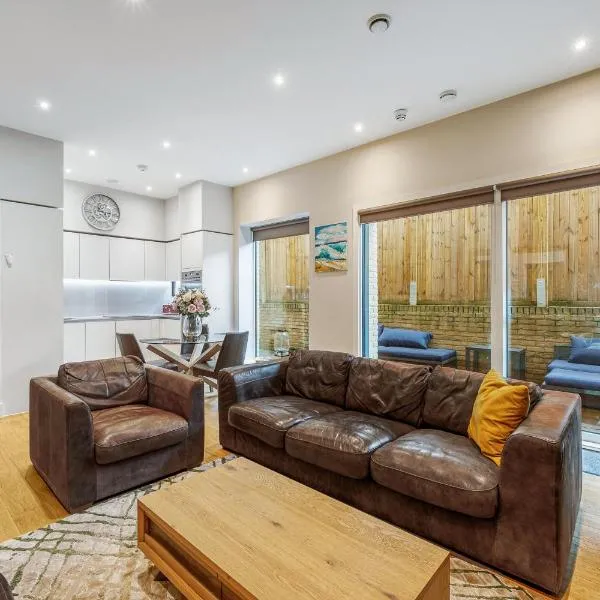 Large Modern One Bedroom Apartment (nearly 800 ft), hotel sa London