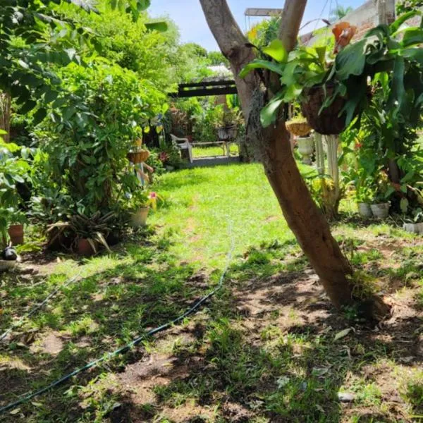 Casa amplia con zonas verdes y cerca a la Basílica, hotel a Buga