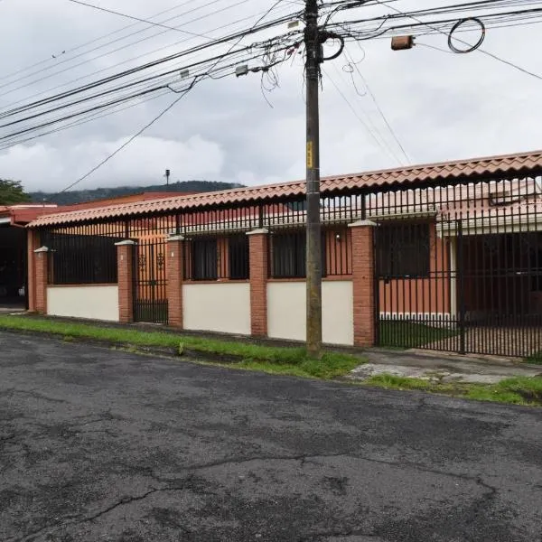 SERENITY HOME H Y M, hotel v destinaci Turrialba