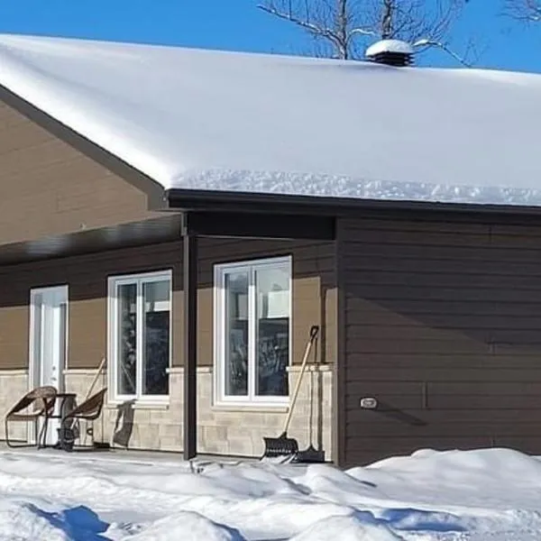 Les Chalets Baie Cascouia, Nature & Expérience, hotel i Hébertville