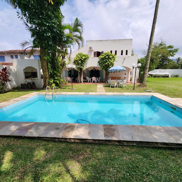 Casa Enseada 4 suites , 2 quadras do mar local nobre