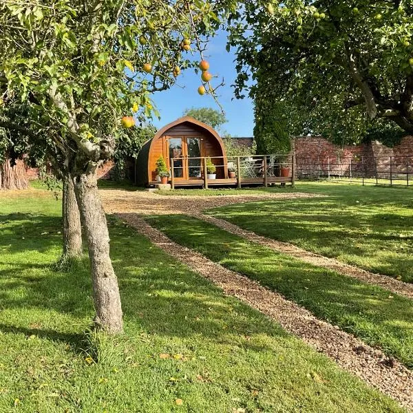 Secluded Cosy Luxury Pod with wood fired hot tub, hotel v destinaci Shrewsbury