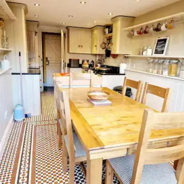 Jackdaw Cottage-Beautiful Cottage, Town Centre, hotel in Tarrant Rushton