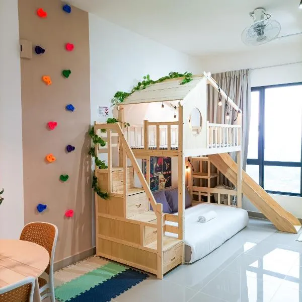 Japandi Family Play Suite with Slide Bunk Bed, hotel v destinaci Kajang