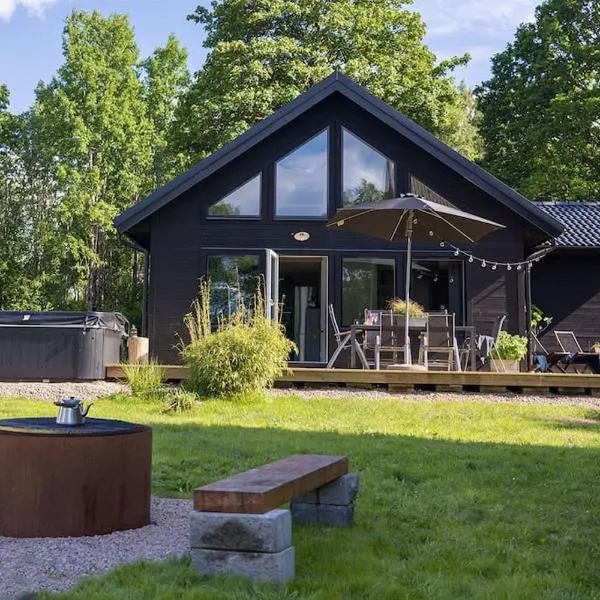 Newly built cottages with jacuzzy and sauna, hotel v destinaci Älmhult