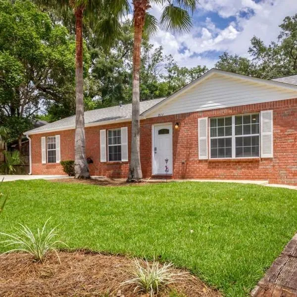 Life's a Breeze - Updated 3BR 5min to Pcola Beach, hotel en Gulf Breeze