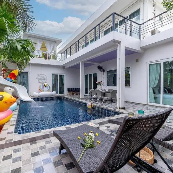 Luxurious and Playful 5 Bedroom Pool Villa - CC, hotel in Na Jomtien