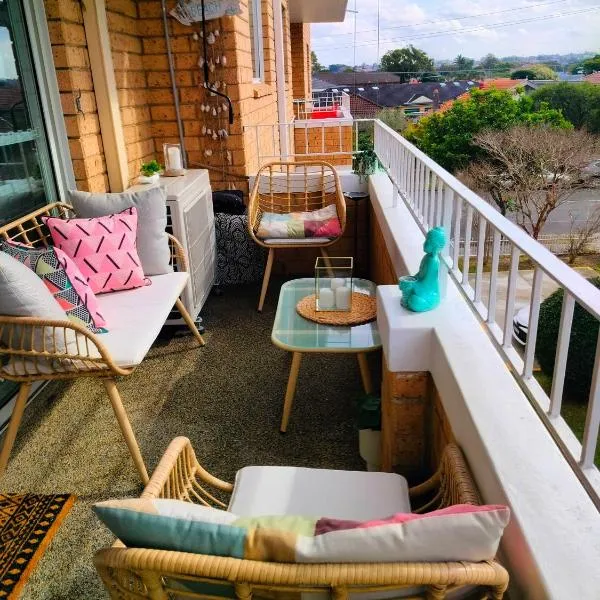 Sunny 2 bed Restaurants beach at door Pets O.K, хотел в Сидни