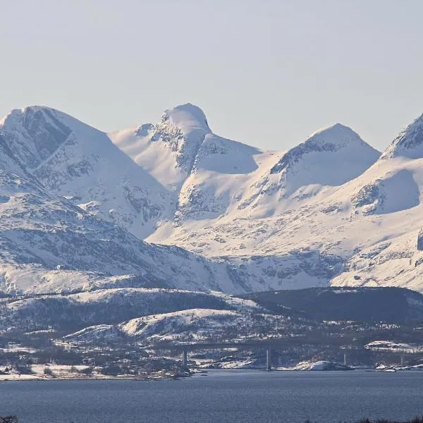 Room in a house, with a nice view, in a quiet street, hotel in Straumen