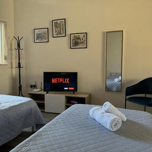 Private One Bedroom Apartment close to Airport in Luqa, hotel v destinaci Luqa