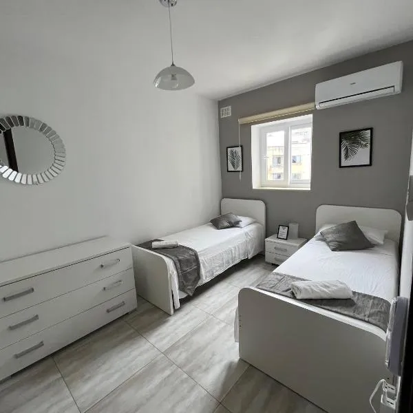 F4 Room 3, Private Room two single beds shared bathroom, hotel v destinaci Msida