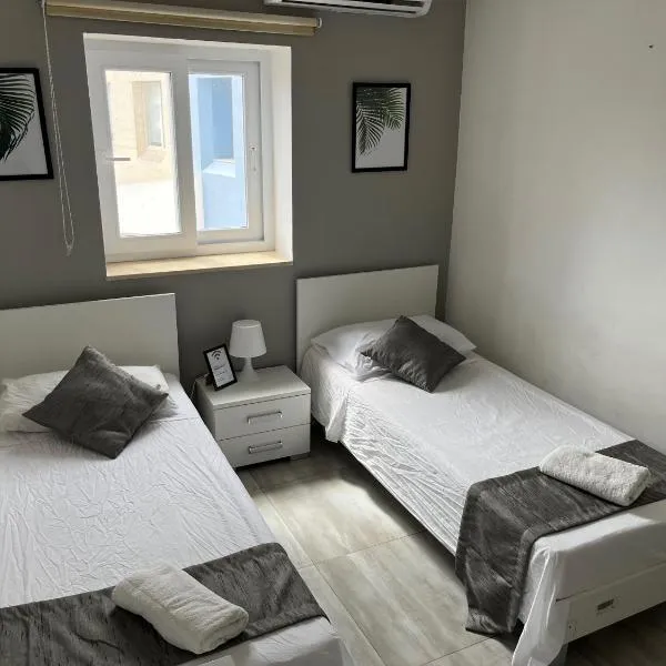 F5 Room 3, Private Room two single beds shared bathroom in shared Flat, hotel v destinaci Msida