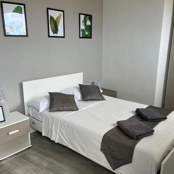 F6-1 Room 1 small double bed shared bathroom in shared Flat, hotel en Msida