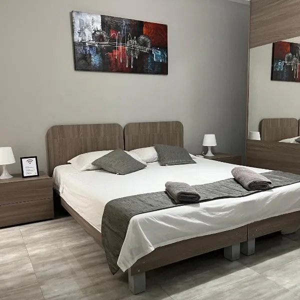 F7-1 Double room with private bathroom in shared Flat: Msida şehrinde bir otel