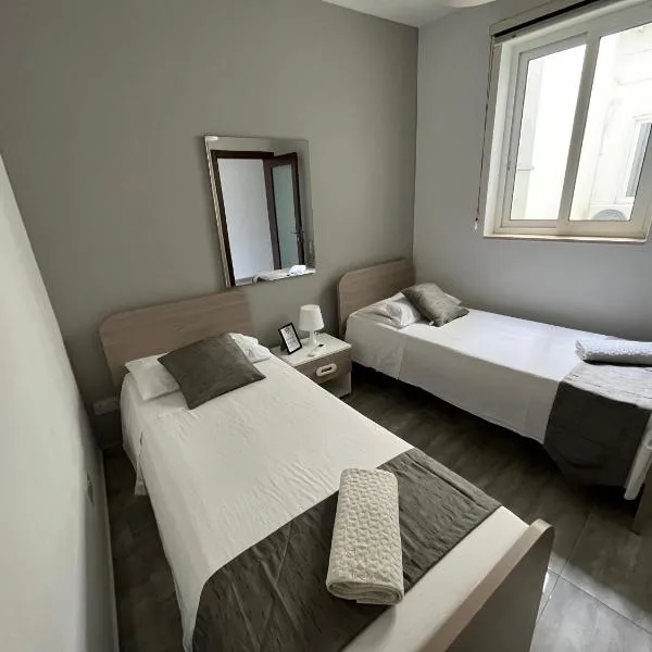 F8-2 Room 2 single beds shared bathroom in shared Flat, hotell i Msida