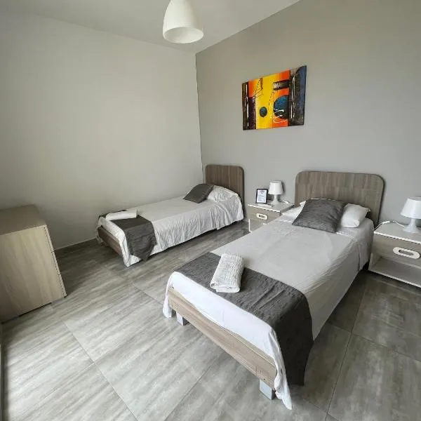 F8 Room 3, Private Room two single beds shared bathroom in shared Flat, hotel in Msida