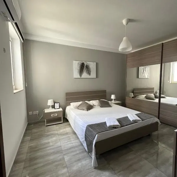 F9-1 Double room with private bathroom in shared Flat: Msida şehrinde bir otel