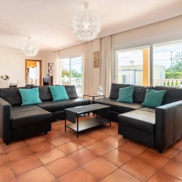 Can Pedra junto a Playa den Bossa, Hotel in Sant Jordi