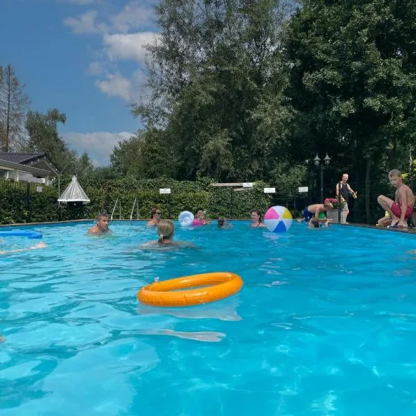 Camping Emmen, hotel v destinaci Schoonebeek