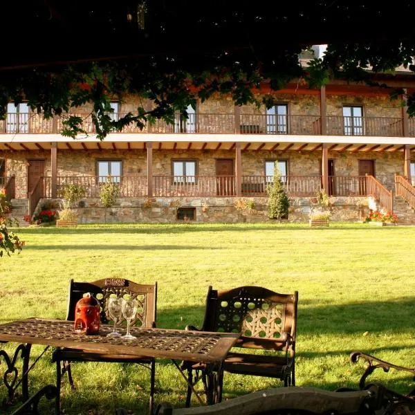 Alojamiento en entorno rural Los Trobos, hotel en Tombrio de Arriba