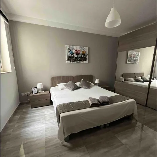 F10 Room 1, Private Double room with private bathroom in shared Flat, hotel i Msida
