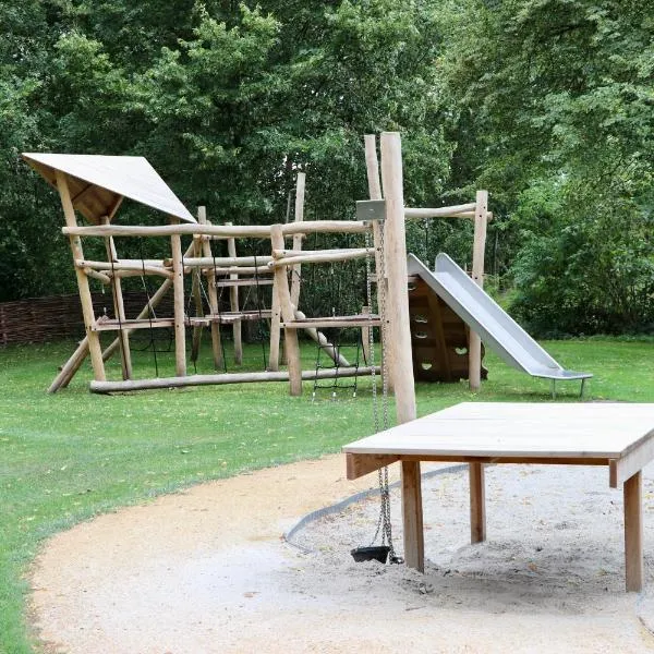 Camping de Zwammenberg, hotel v destinaci De Moer
