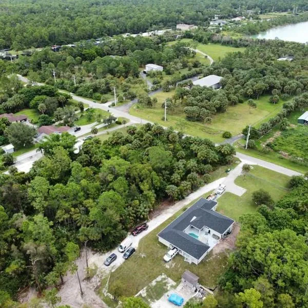 Tranquil Oasis Retreat in Golden Gate Estates, hotel v destinaci Naples