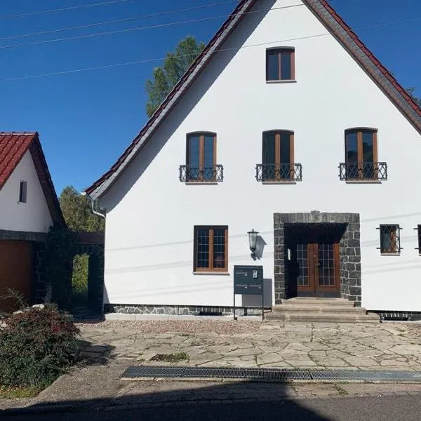 Schöne Ferienwohnung im Landhaus, hotel en Bernshausen