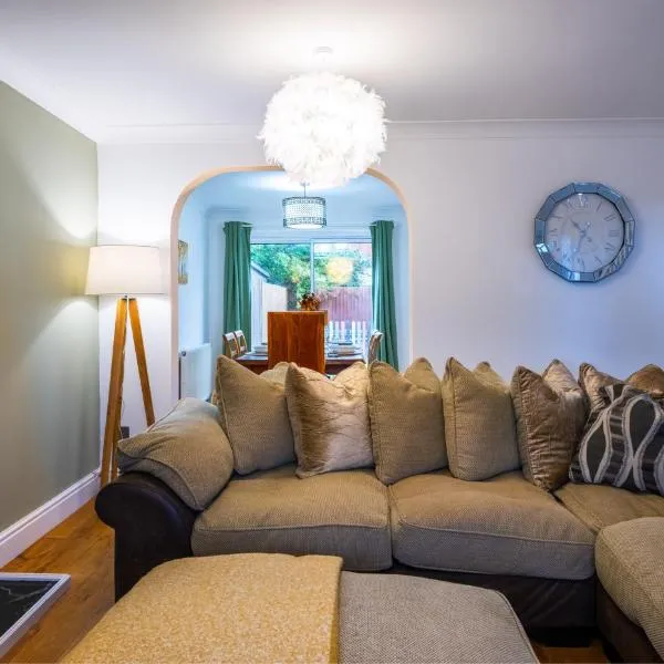 Beautiful House in South Cambridge, 14-Min Drive to the City Centre, Free Parking, No Sofabeds, Sleeps 6, hotel v Cambridge