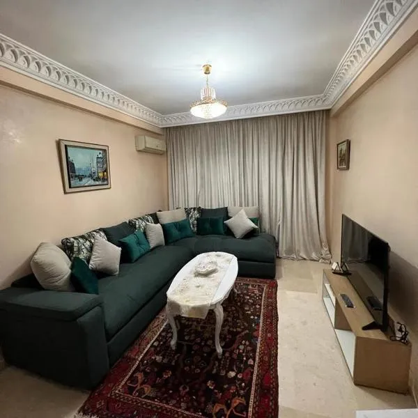 Luxury apartment 3 in the heart of Gueliz, Wifi, Pool, hotel u gradu Marakeš