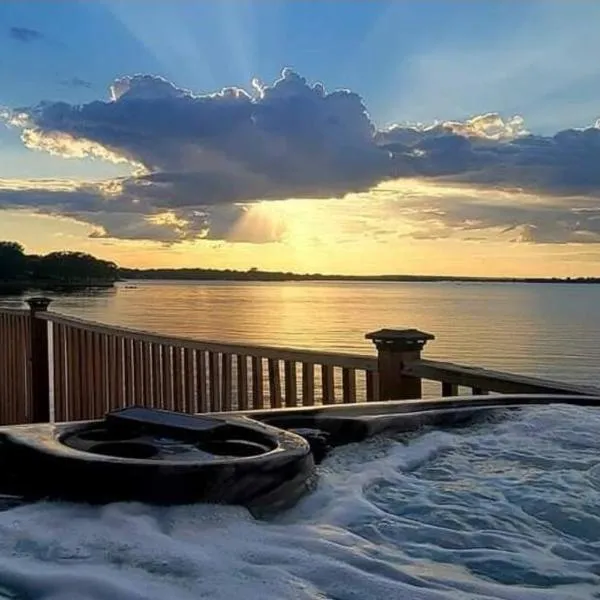 Lake Front Lake House Paradise!, hotel in Pittsburg