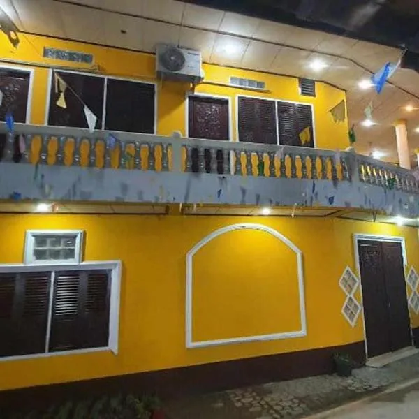 MR Mo Guest House, hotelli kohteessa Along