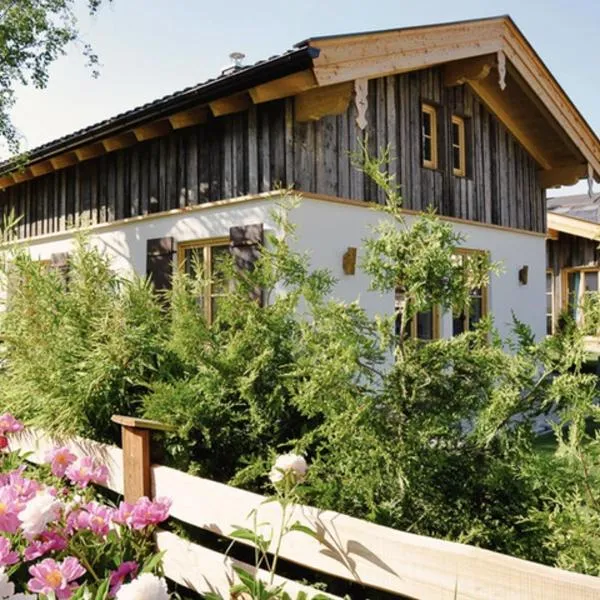 DIE ZWEI CHALETS AM TEGERNSEE "s' Gloane" & "s' Große", hotel v destinaci Rottach-Egern