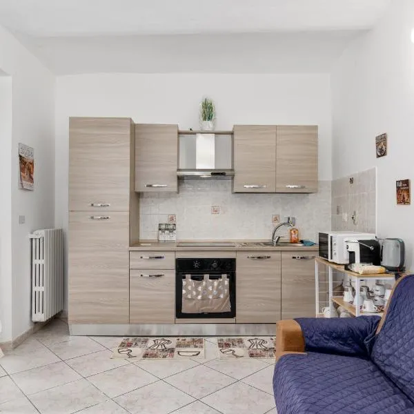 [10 min Torino] Moderna Casa Due Piani con Cortile, hôtel à Moncalieri