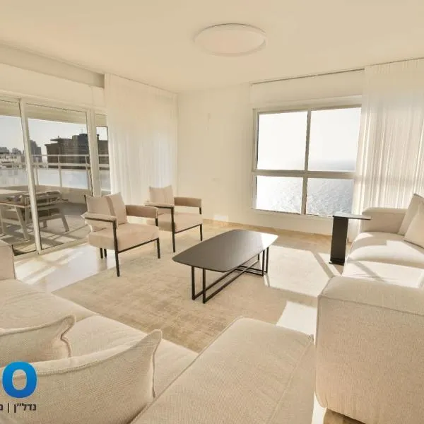 על הים, hotel in Netanja