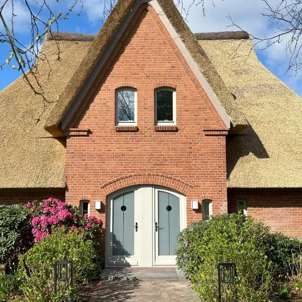 Reetdach-Landhaus Mini Haubarg, hotel in Tating