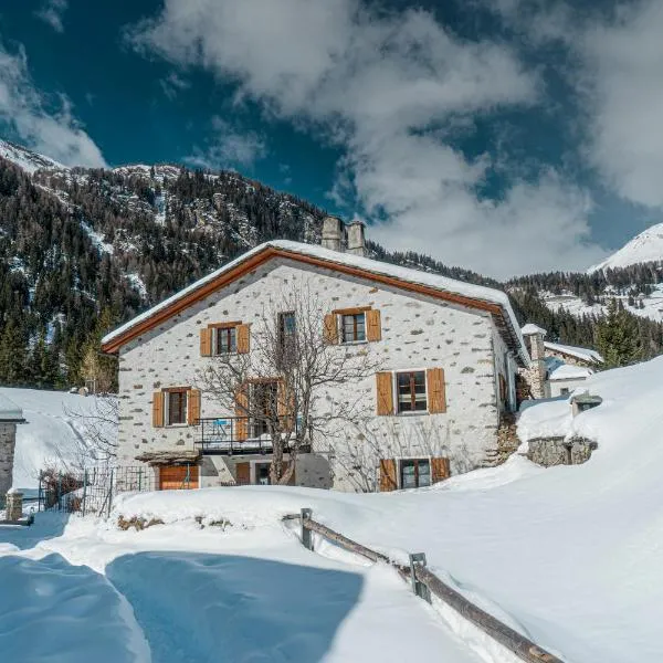 Romantic standalone 5 room cottage in Valposchiavo, hotel in Poschiavo