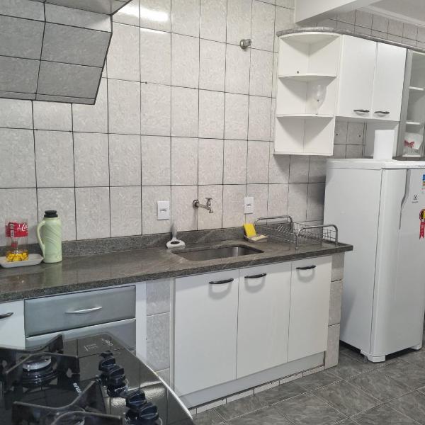 Casa com dois quartos,dois banheiros,sendo um, uma suíte,sala de estar cozinha e garagem - Foto 4
