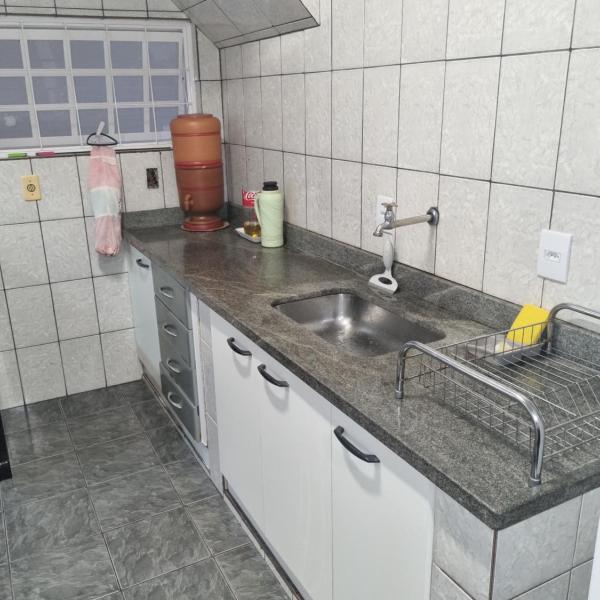 Casa com dois quartos,dois banheiros,sendo um, uma suíte,sala de estar cozinha e garagem - Foto 3