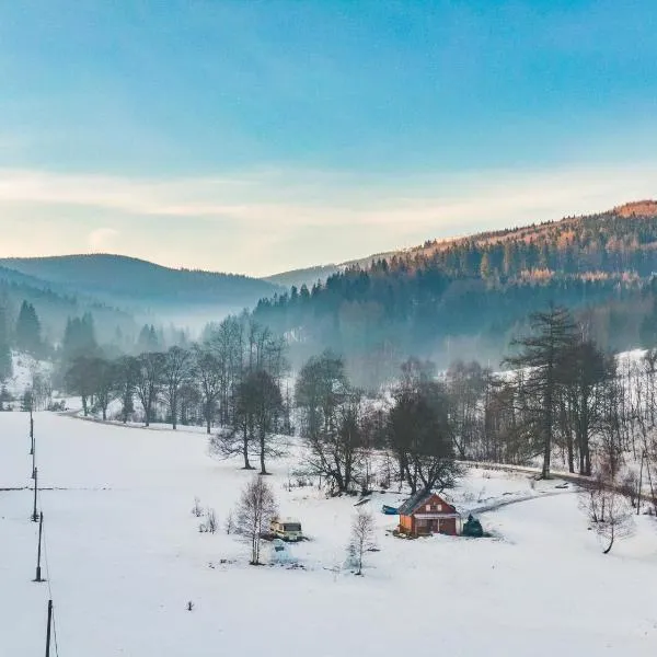 Drewniany domek pod masywem Śnieżnika, hotel a Nowa Morawa