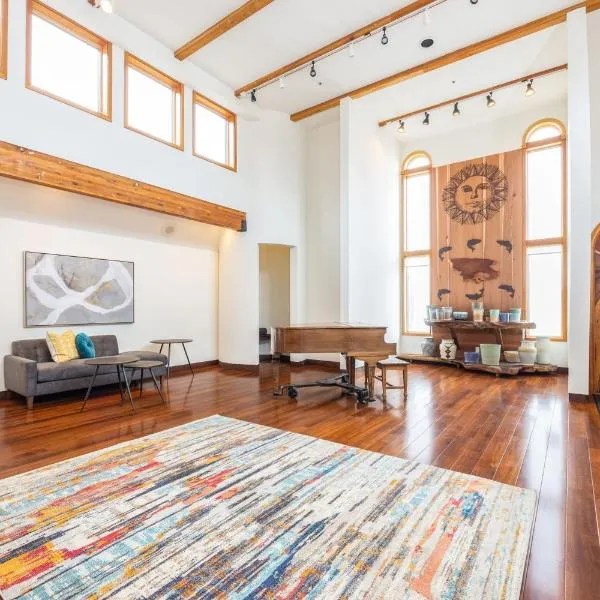 Seaside Art Gallery Loft Inspire Your Creativity with Breathtaking Views!, hôtel à Half Moon Bay