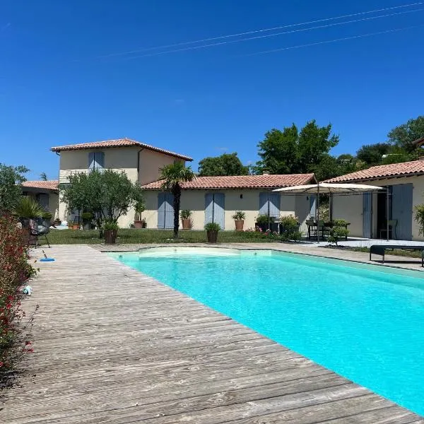 크레스트에 위치한 호텔 Gîte Crest, avec terrasse et piscine.