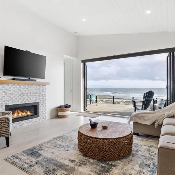 Beachfront Luxury Suite #15 at THE BEACH HOUSE, hotel in Campbell River