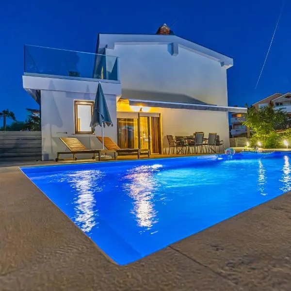 VILLA NINA MALINSKA 150m FROM THE BEACH, SWIMMING POOL, hotel in Vantačići