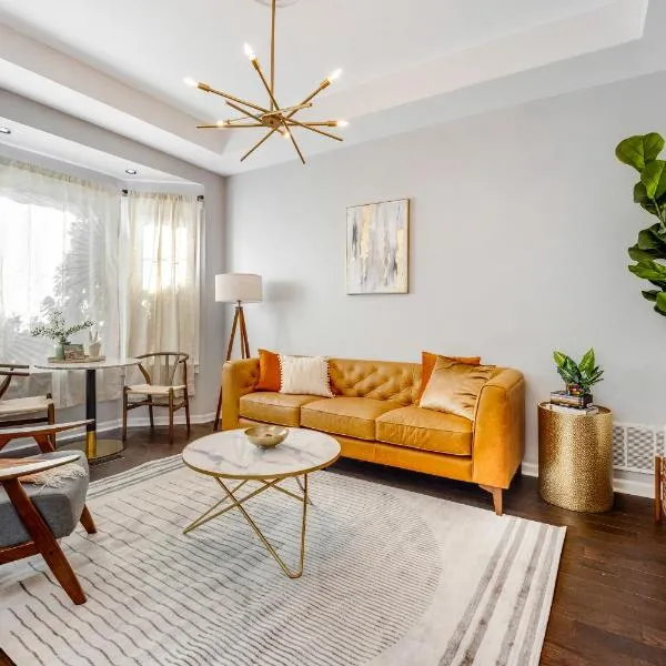 The Logandale: HUGE Mid-Century Home, sleeps 15, hotel em Chicago