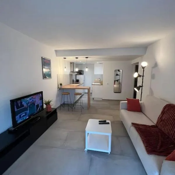 Studio proche plage et vieil Antibes + Parking, hotel v destinaci Antibes