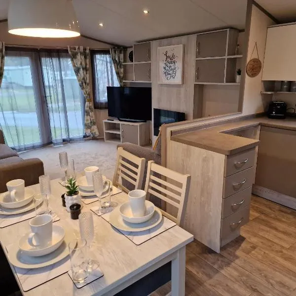 Billing Aquadrome- Bird Lake Pastures Holiday Caravan Sleep 6, hotel in Northampton
