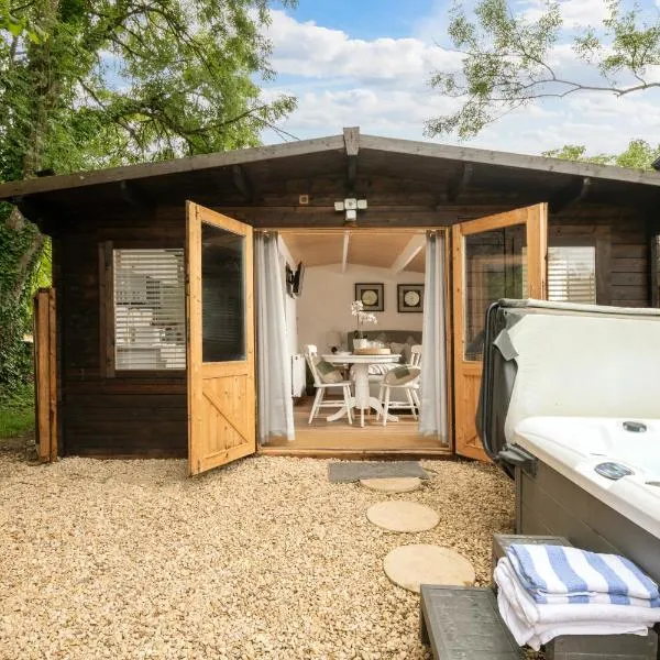 Hazel - Connect to the Nature in the Hot tub, hotel in Blandford Forum