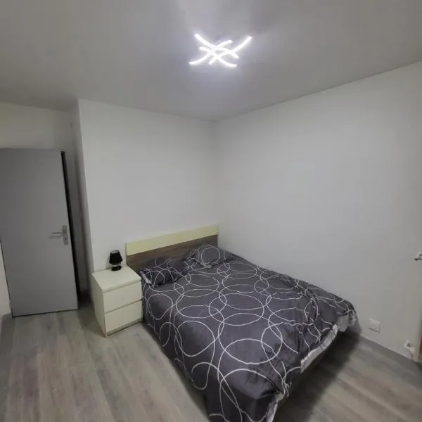 Chambre Neuve dans un logement partagé à 10 minute du circuit 24h, hotel v destinácii Allonnes