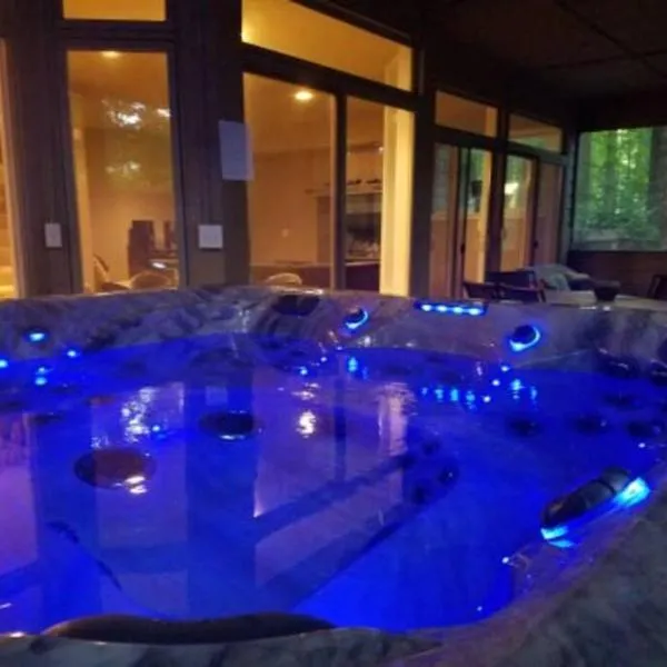Woodshores Retreat - cozy retreat, hot tub, Lk MI, hotel a Coloma